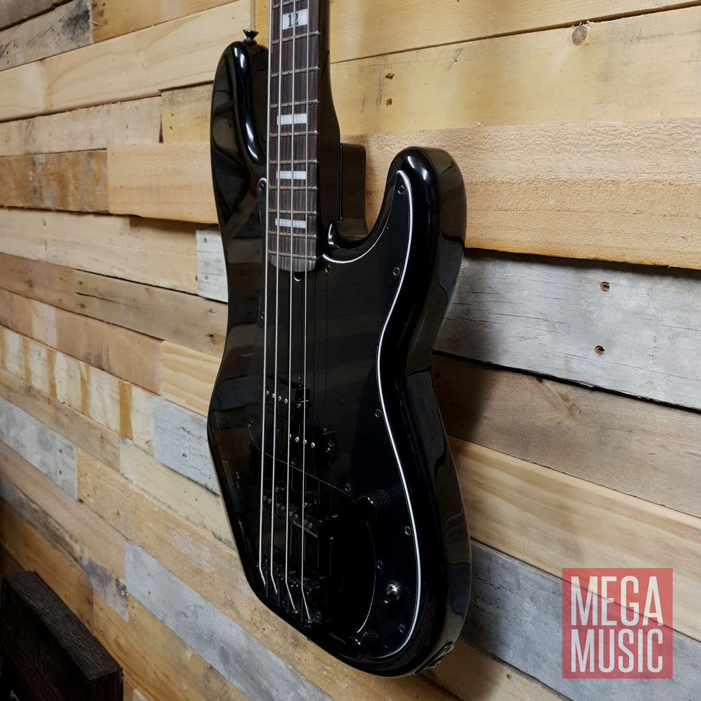 Fender Duff McKagan Deluxe P Bass in black with rosewood fretboard, showcasing its sleek design and iconic features.