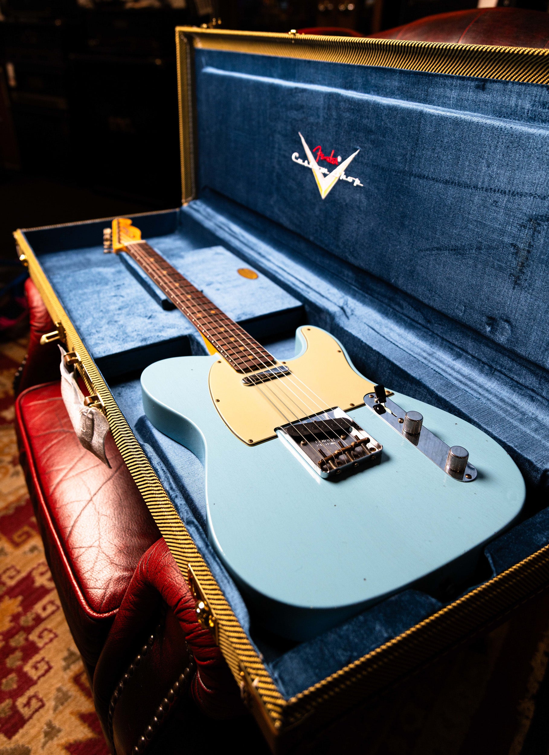 Fender 1963 Journeyman Telecaster Electric Guitar Relic 3A Rosewood Fingerboard in Daphne Blue