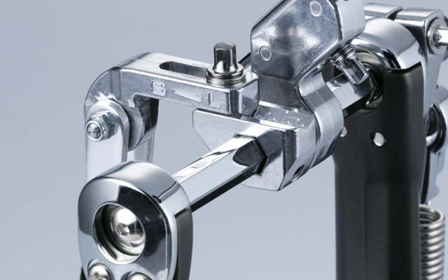 Tama HPDS1TW Dyna Sync double bass drum pedal with chrome finish and adjustable footboards, designed for professional drummers.