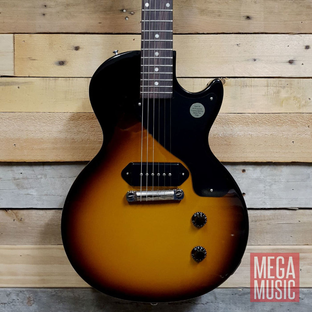 Gibson Les Paul Junior electric guitar with vintage tobacco burst finish, showcasing its solid body and classic design.