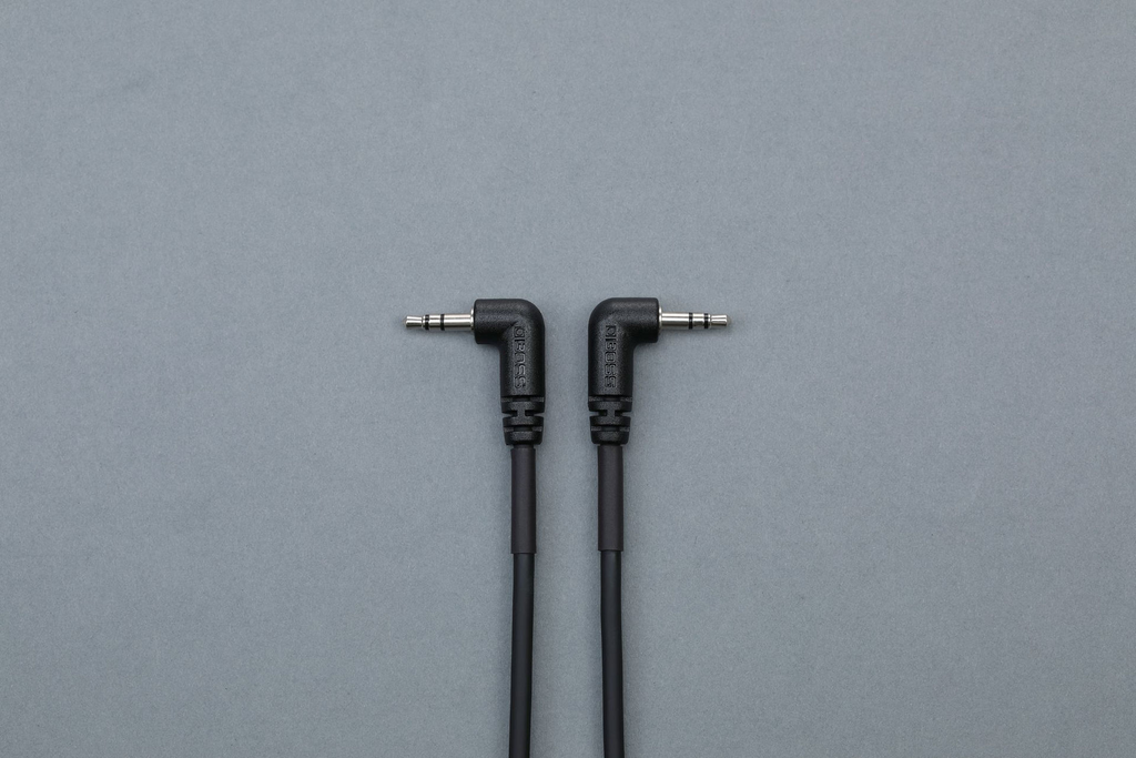 BOSS BCC-2-3535 MIDI cable with 2ft right angle TRS connection, designed for guitar and audio equipment.