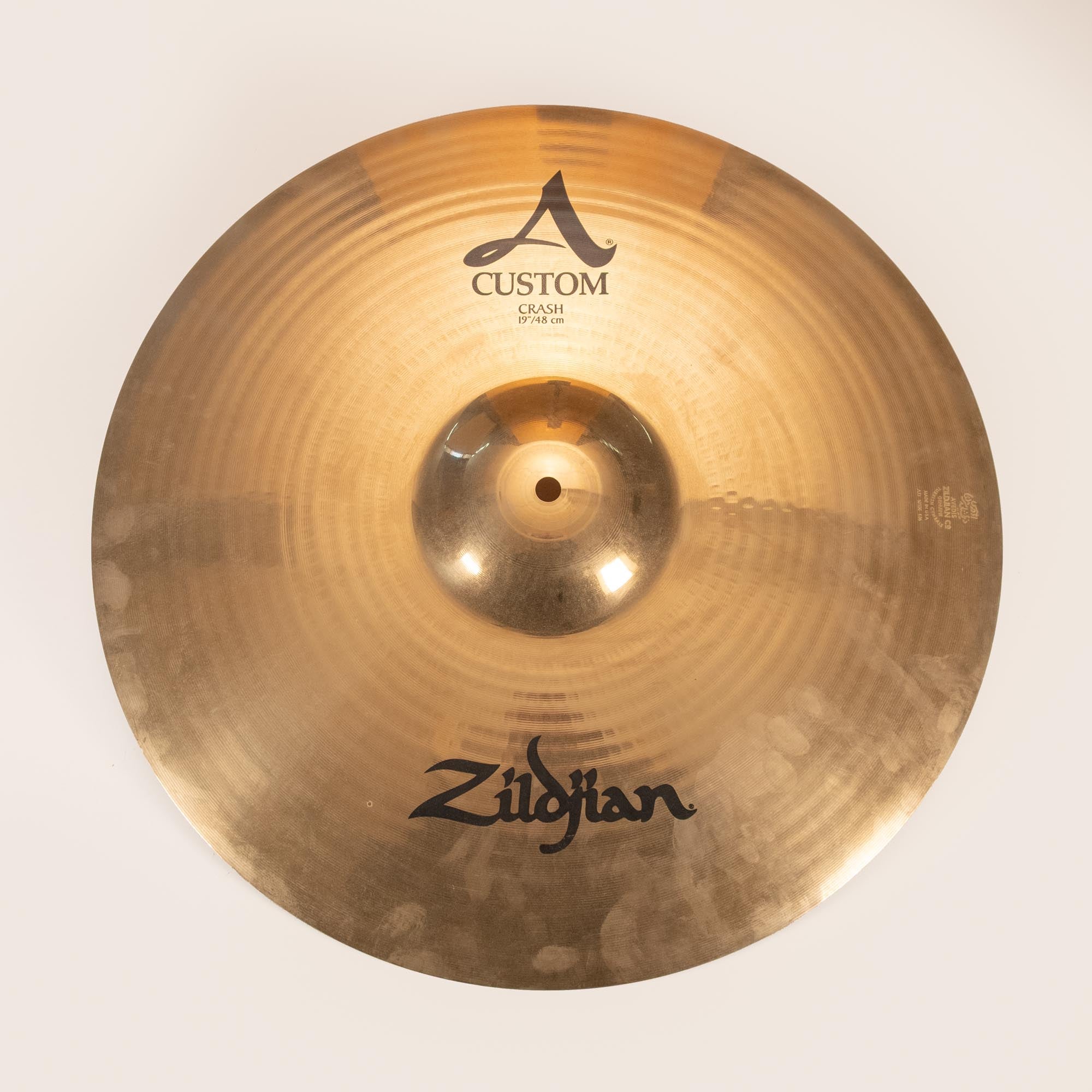 Preloved Zildjian 19-inch A Custom Crash Cymbal, single cymbal for drums, showing its shiny bronze surface and signature design.