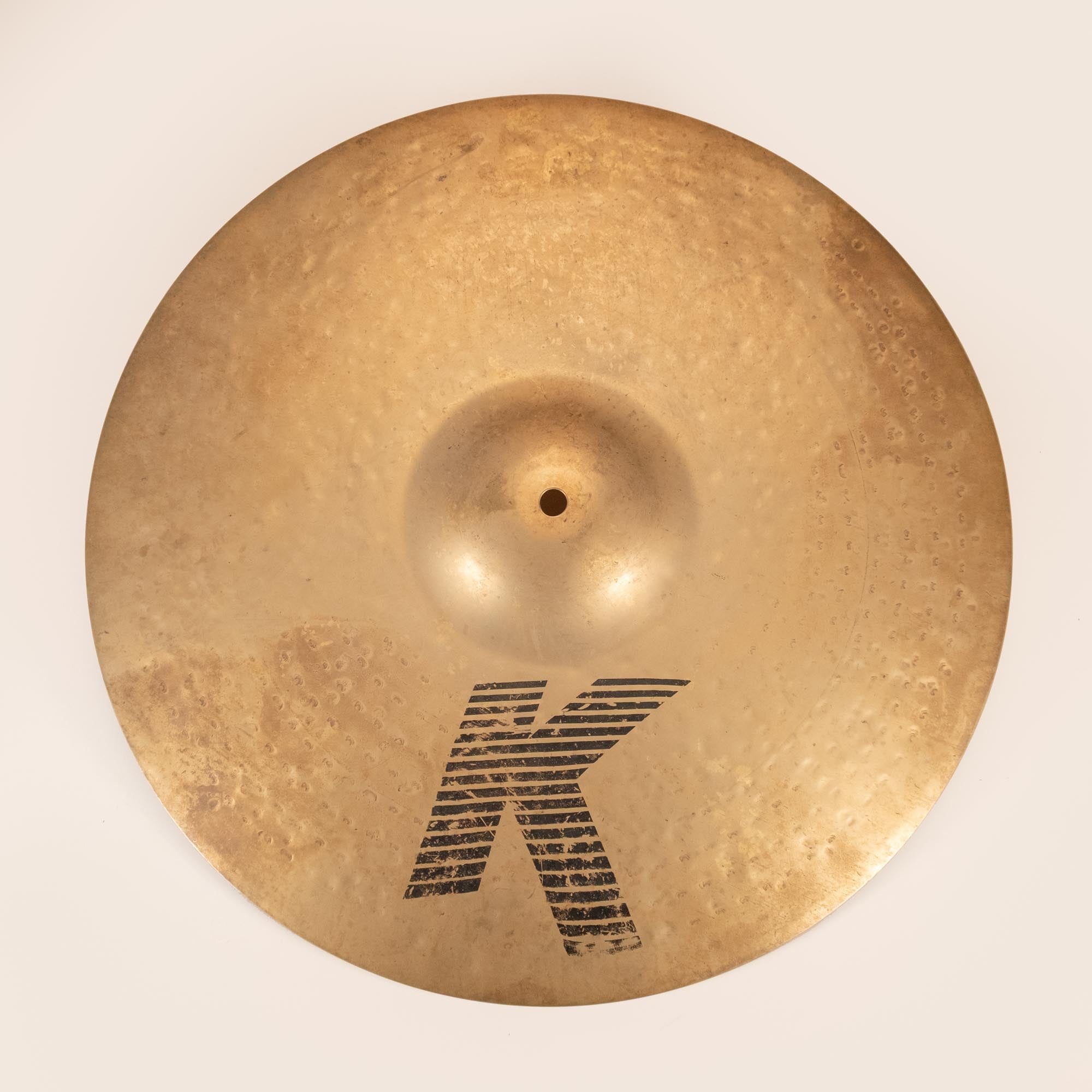 Preloved Zildjian 18-inch K Custom Ride Cymbal with detailed surface and traditional cymbal shape, perfect for jazz and studio drumming.