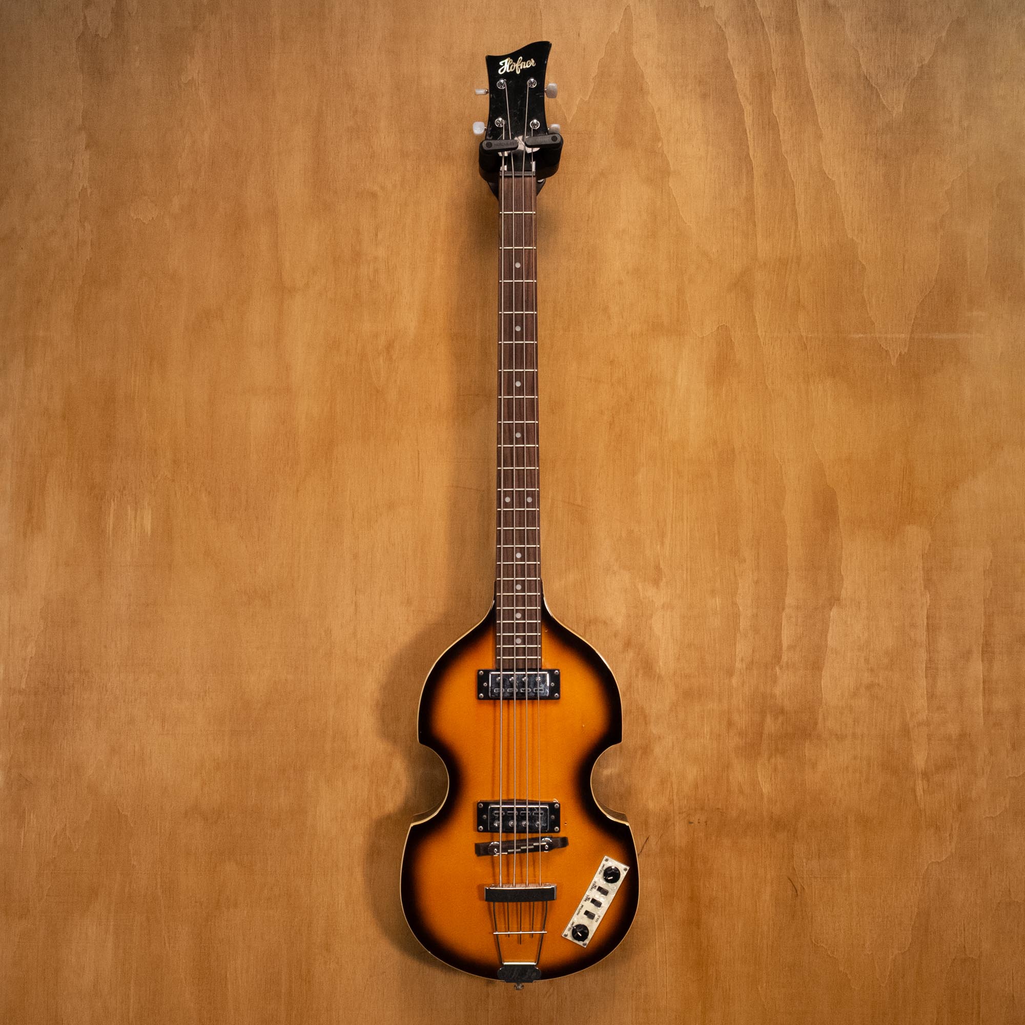 Preloved Hofner "Beatle" bass guitar, vintage-style electric bass with sunburst finish and iconic Hofner design.