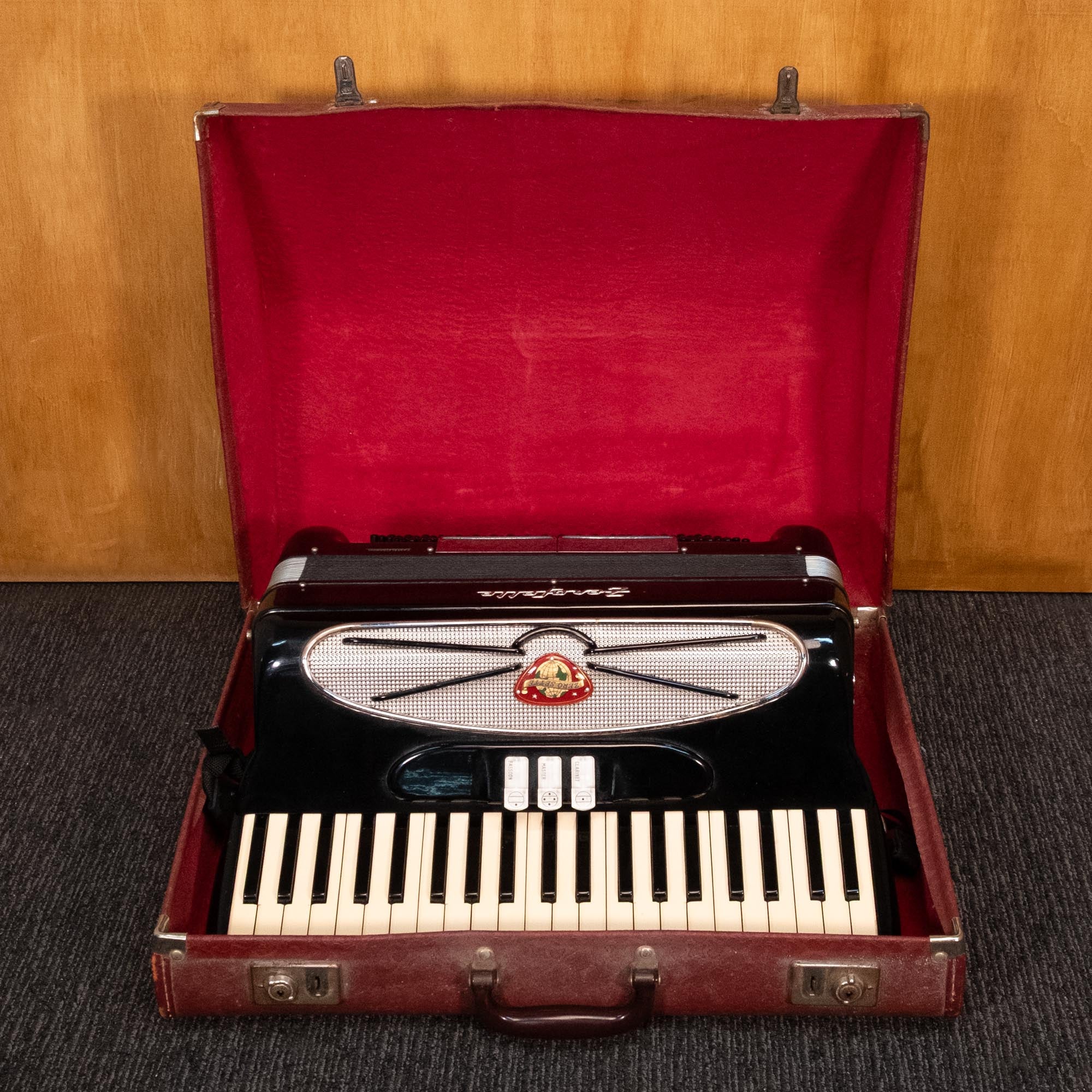 Preloved Zero Sette Zero Sette Piano Accordion with 172/453 keys, showing its black bellows and vintage wooden finish.