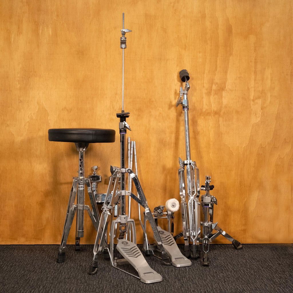 Yamaha Gigmaker 5-piece drum kit with cymbals, black finish, including bass drum, toms, snare, and cymbals, on a drum set stand.