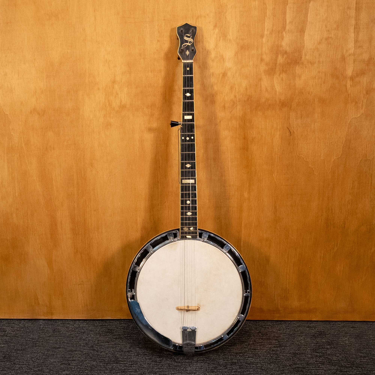 Preloved 1960s 5-string banjo with wooden body and metal strings, ideal for folk and bluegrass music.