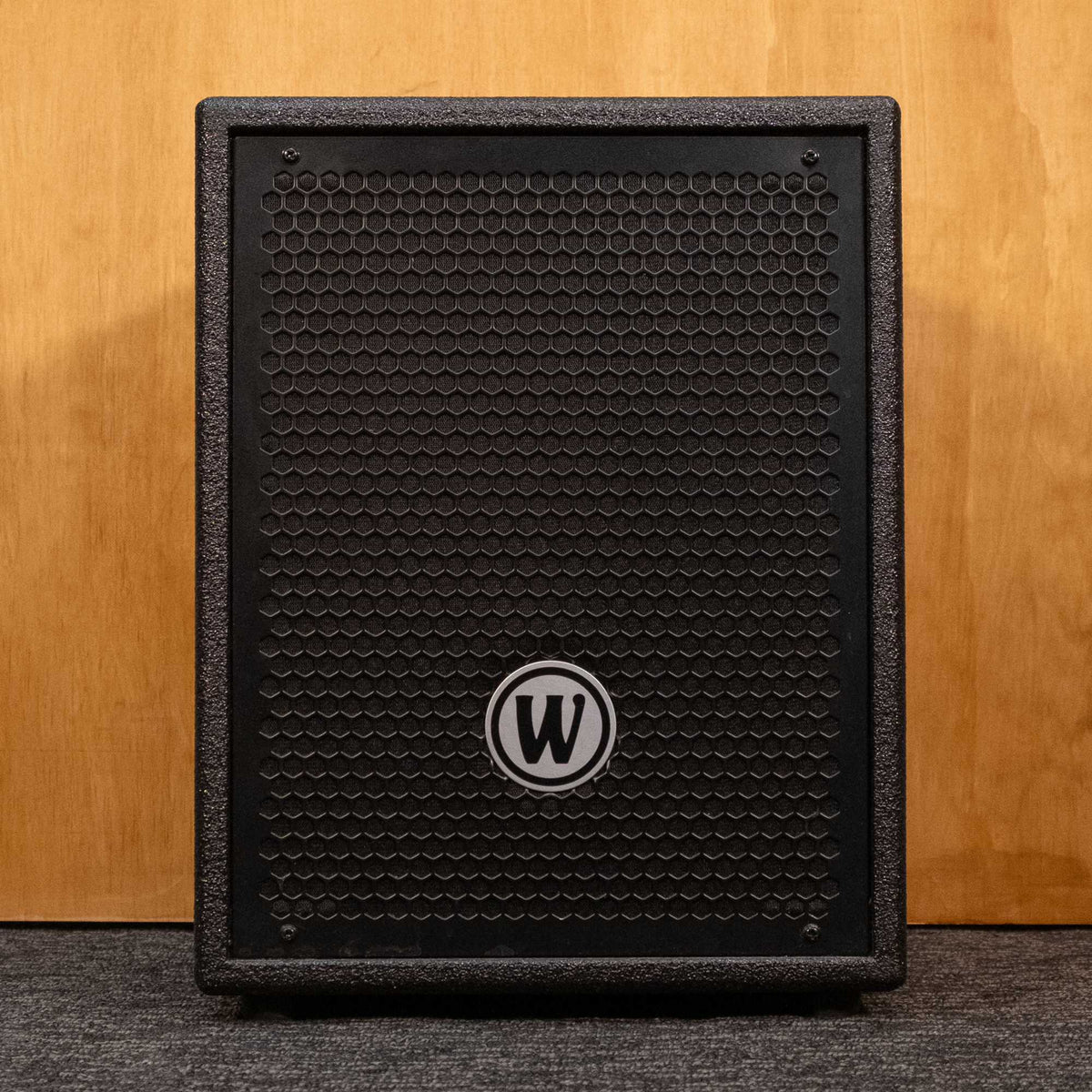 Warwick Gnome 10/8 bass amplifier cabinet, preowned, featuring compact design and speaker grille with brand logo.