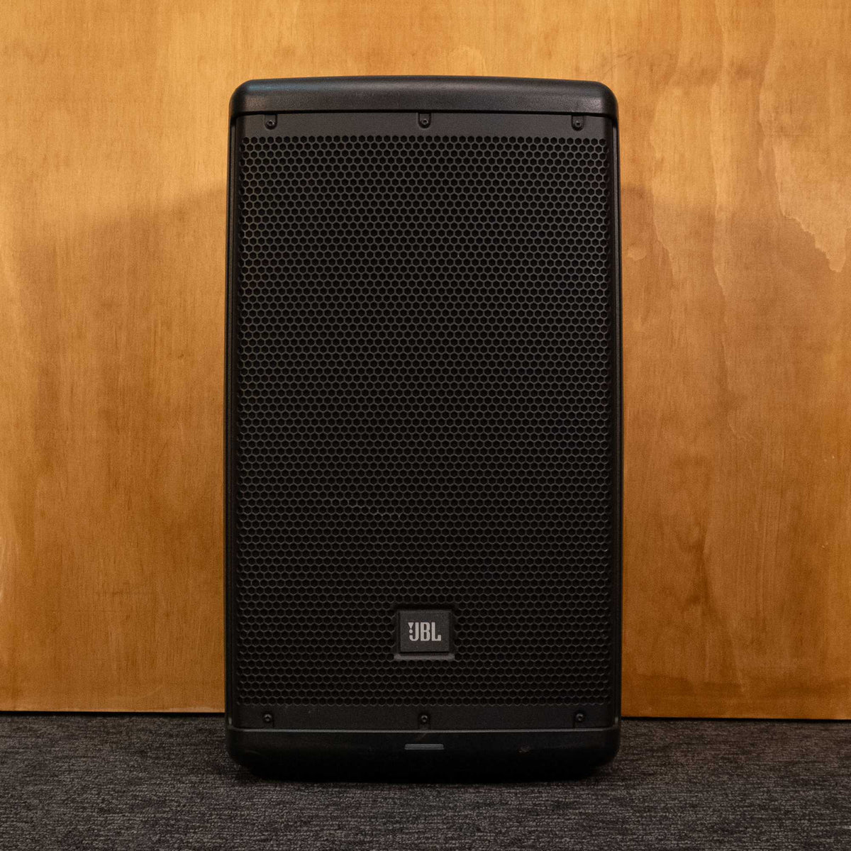 JBL EON610 powered speaker with black casing and control panel, designed for professional sound reinforcement.