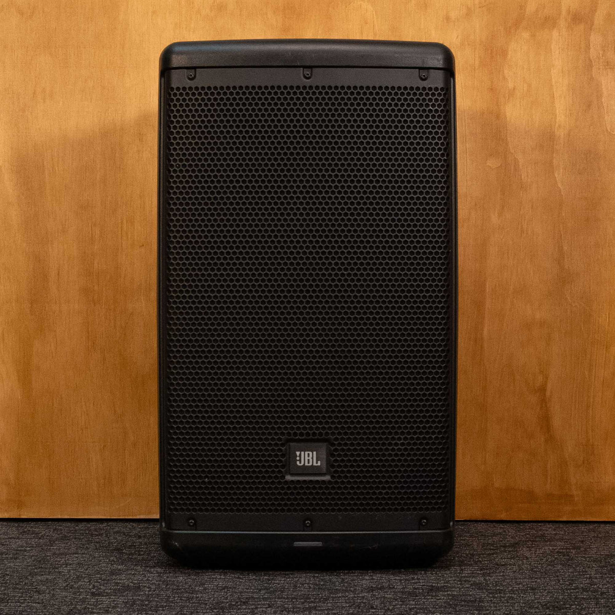 JBL EON610 powered speaker with black enclosure and control panel, suitable for professional audio setups.