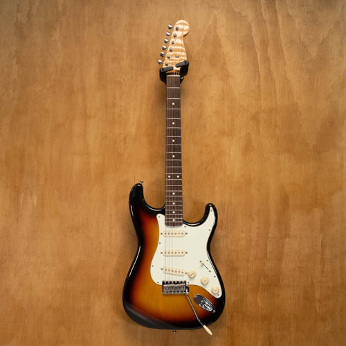 Fender Stratocaster Classic '60s electric guitar in 3-tone sunburst finish, made in Japan, with maple neck and vintage-style pickups.