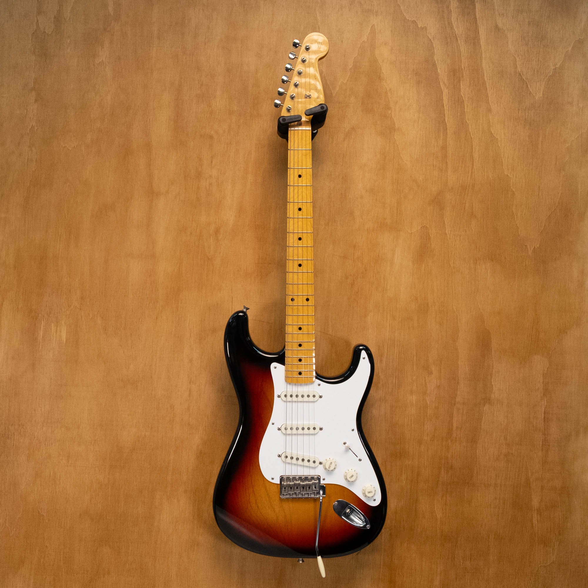 Fender '58 Stratocaster electric guitar in 3-tone sunburst with Texas Special pickups, crafted in Japan, vintage look.