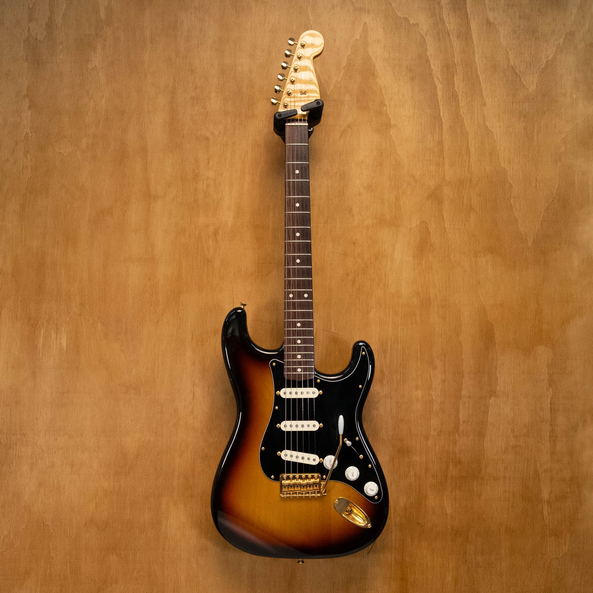 Fender '62 Stratocaster electric guitar in 3-tone sunburst with gold hardware, made in Japan, shown with body and neck details.