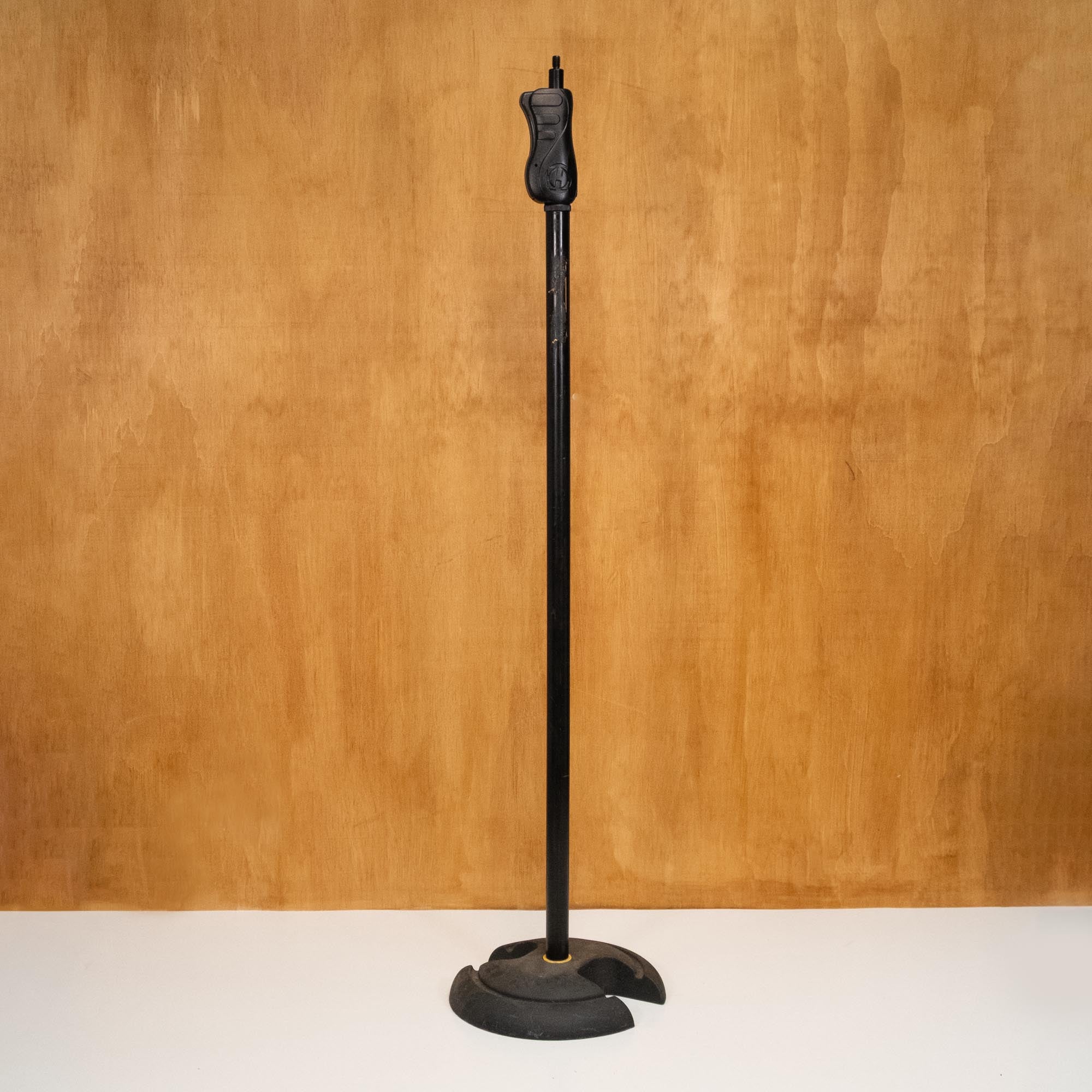 Hercules straight microphone stand with adjustable height and black finish, shown on a white background.