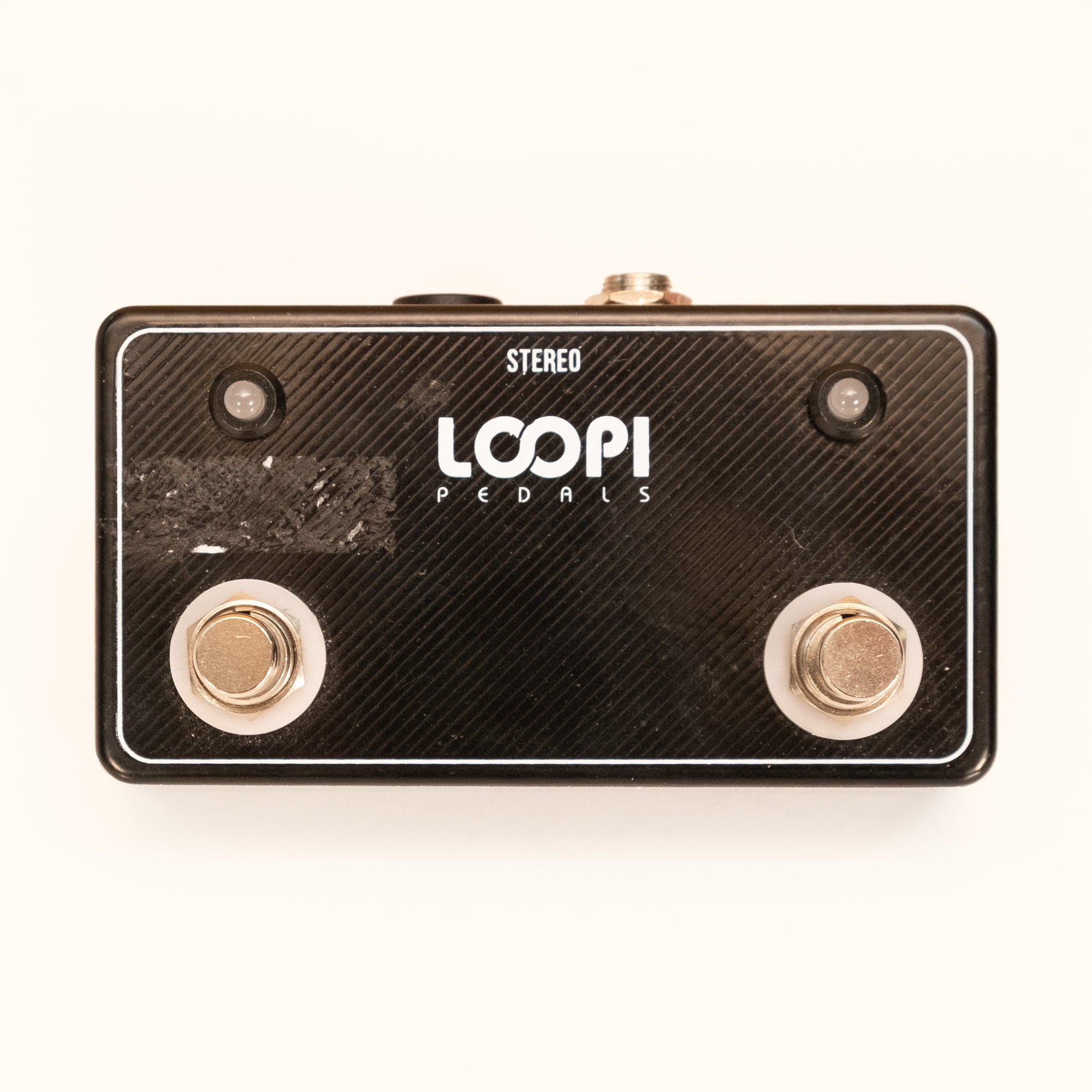 Loopi Pedals dual amp channel footswitch with LEDs, effects pedal for guitar, showing the switch and illuminated indicator lights.