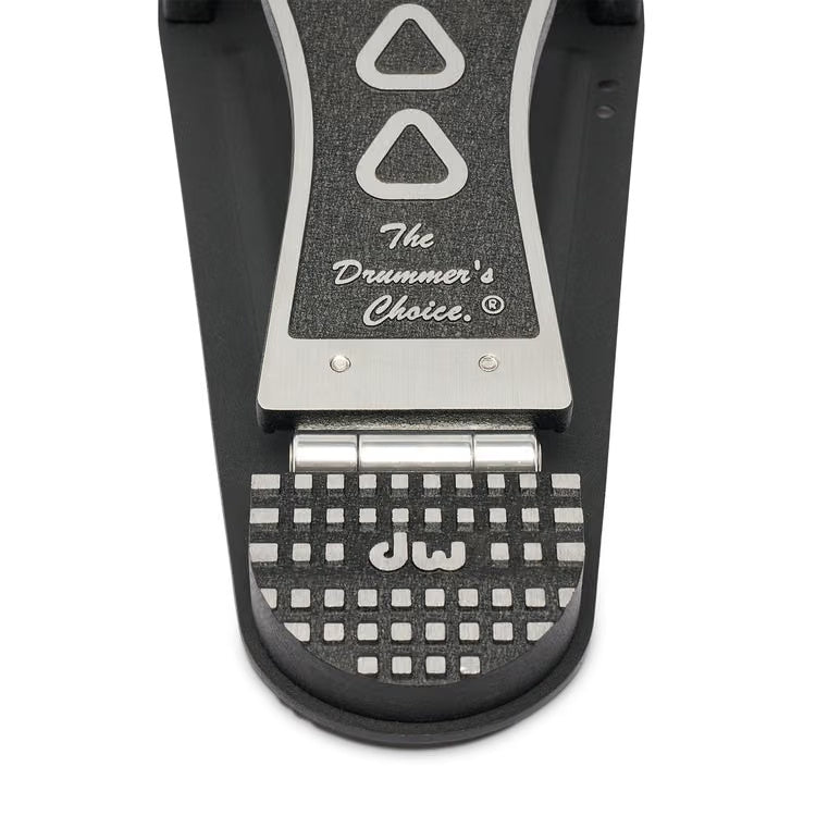 DW 2000A Series single kick drum pedal with chain drive, black finish, and adjustable footplate for bass drum playing.