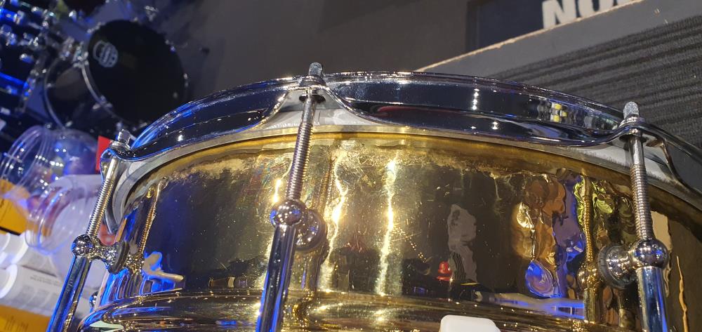 Ludwig Hammered Brass Snare Drum 6.5x14 with Tube Lugs, P85 & Throw Off - B-STOCK