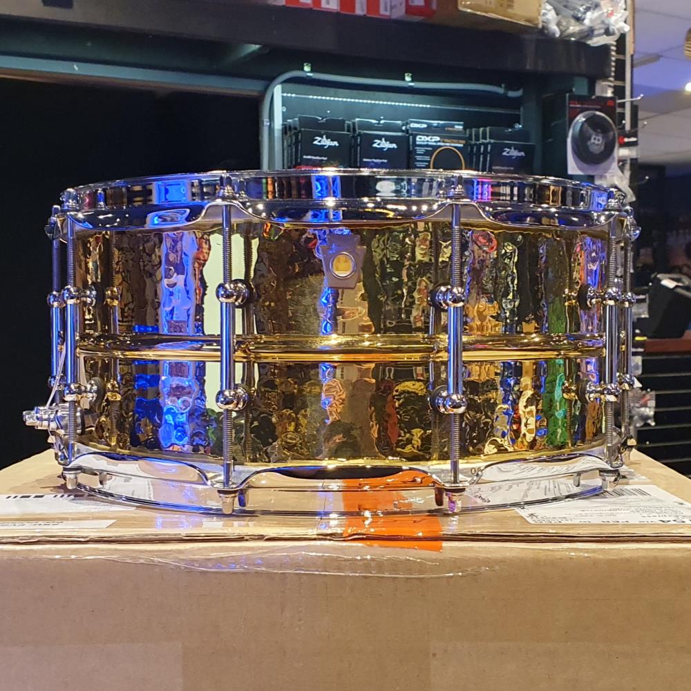 Ludwig Hammered Brass Snare Drum 6.5x14 with Tube Lugs, P85 & Throw Off - B-STOCK