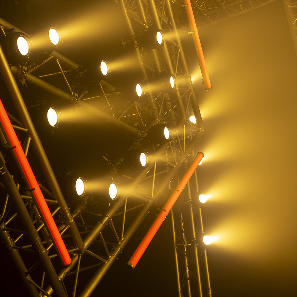 Beamz PRO Neutron DOT 2-in-1 LED Blinder 8-Pack with Flightcase