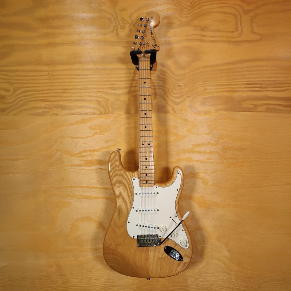 Fender Classic Series '70s Stratocaster Electric Guitar in Natural with Case - Preloved (Mint Condition)