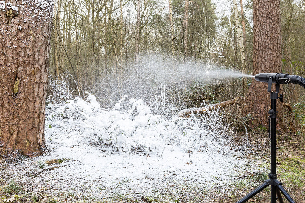 Beamz SNOW5000 high-output snow machine with snow effects, displayed in a festive setting.