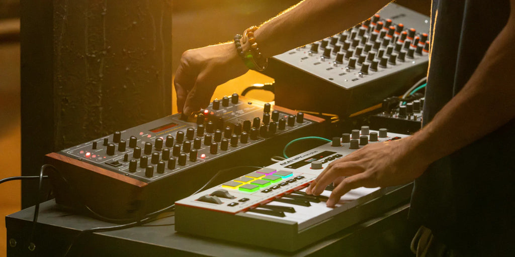 Akai MPK Mini Plus II — hardware studio setup
