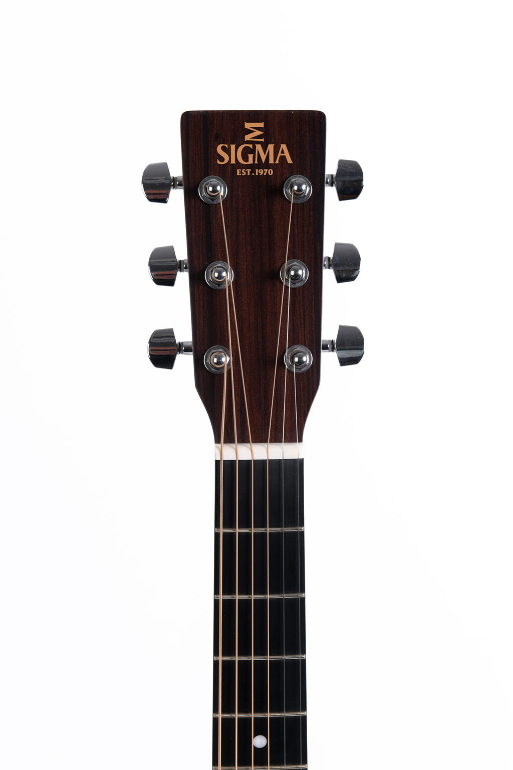 Sigma 000ME-SE Spruve Mahogany Acoustic Electric Guitar with cutaway body and tonewoods, ready for performance and practice.