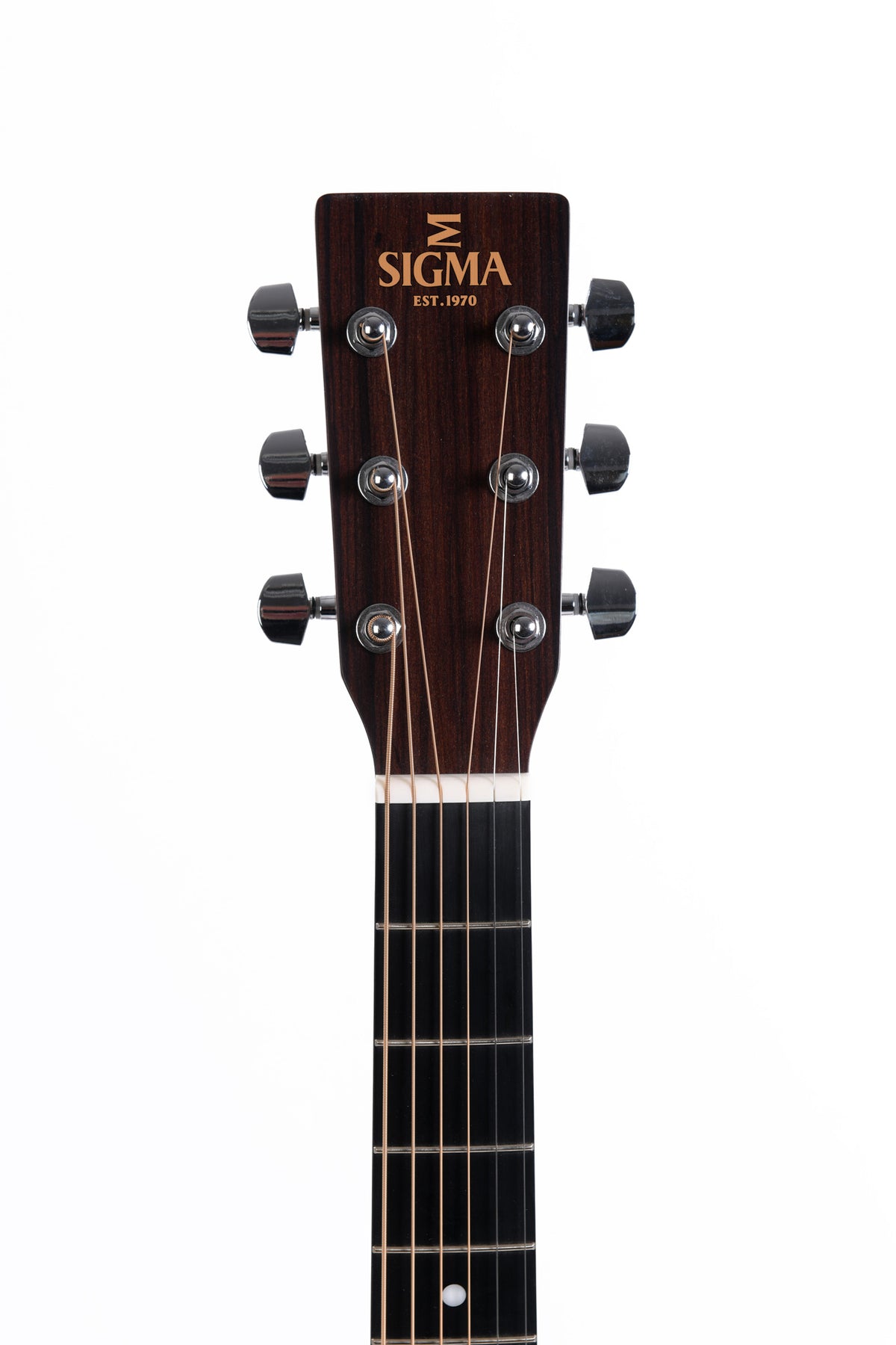 Sigma 000ME-SE Spruve Mahogany Acoustic Electric Guitar with cutaway body and tonewoods, ready for performance and practice.