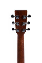 Sigma 000ME-SE Spruve/Mah acoustic electric guitar with a natural finish, highlighting the body, neck, and soundhole.